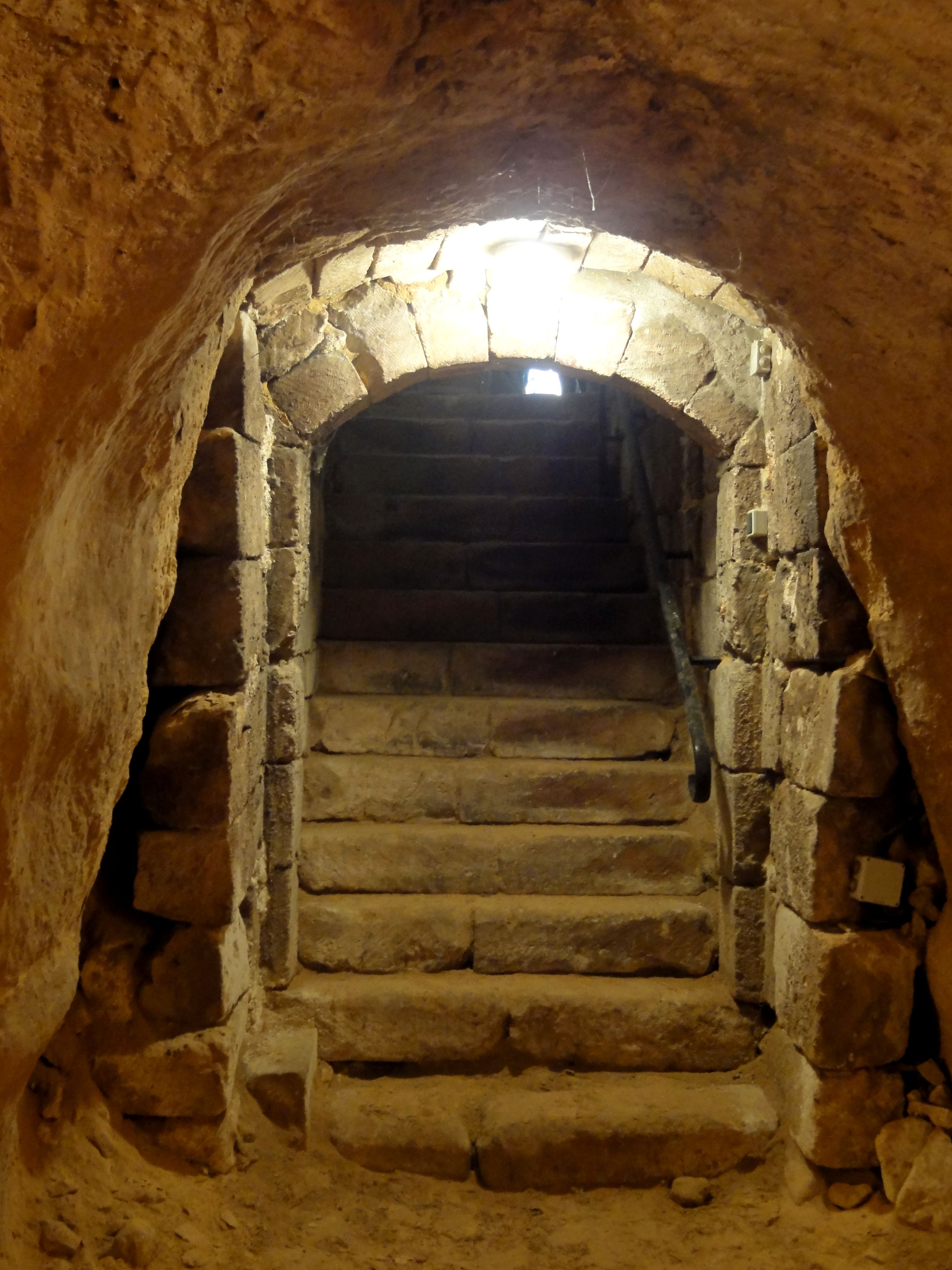 Saint-Leu-d'Esserent_(60),_cave_Banvin,_escalier_entre_les_deux_niveaux