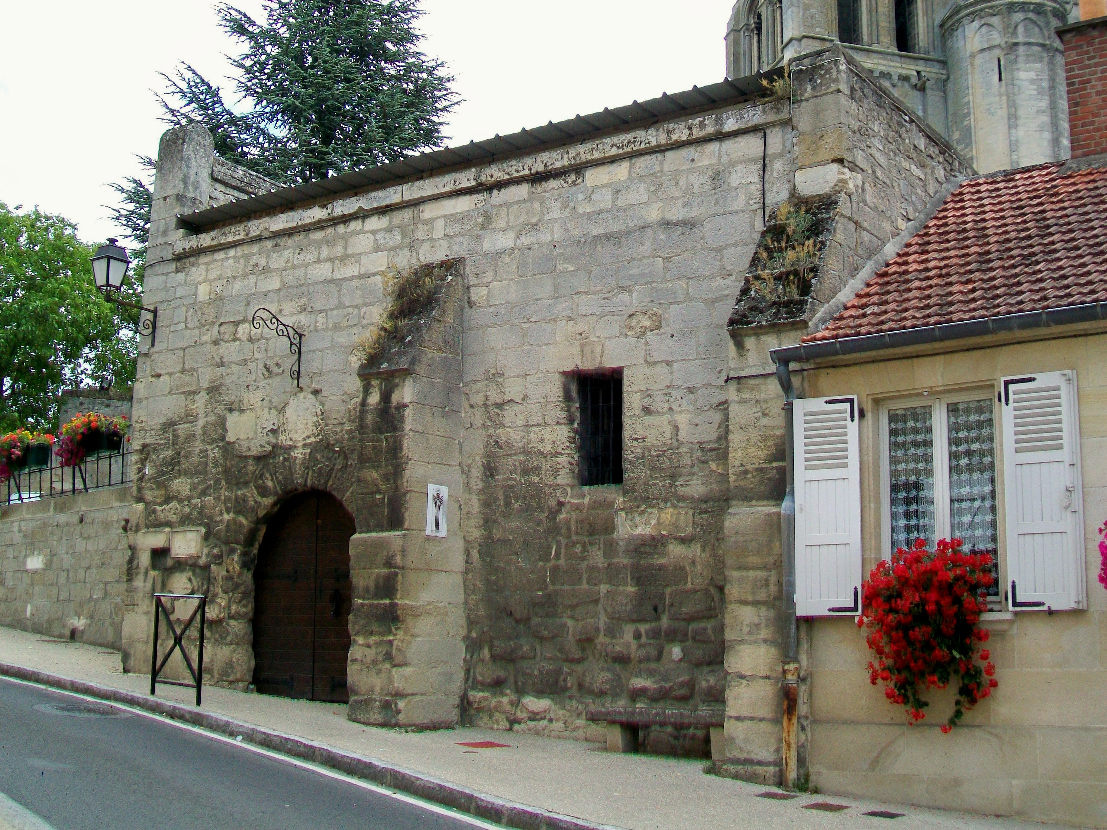 Saint-Leu-d'Esserent_(60),_cave_Banvin,_rue_de_l'Eglise
