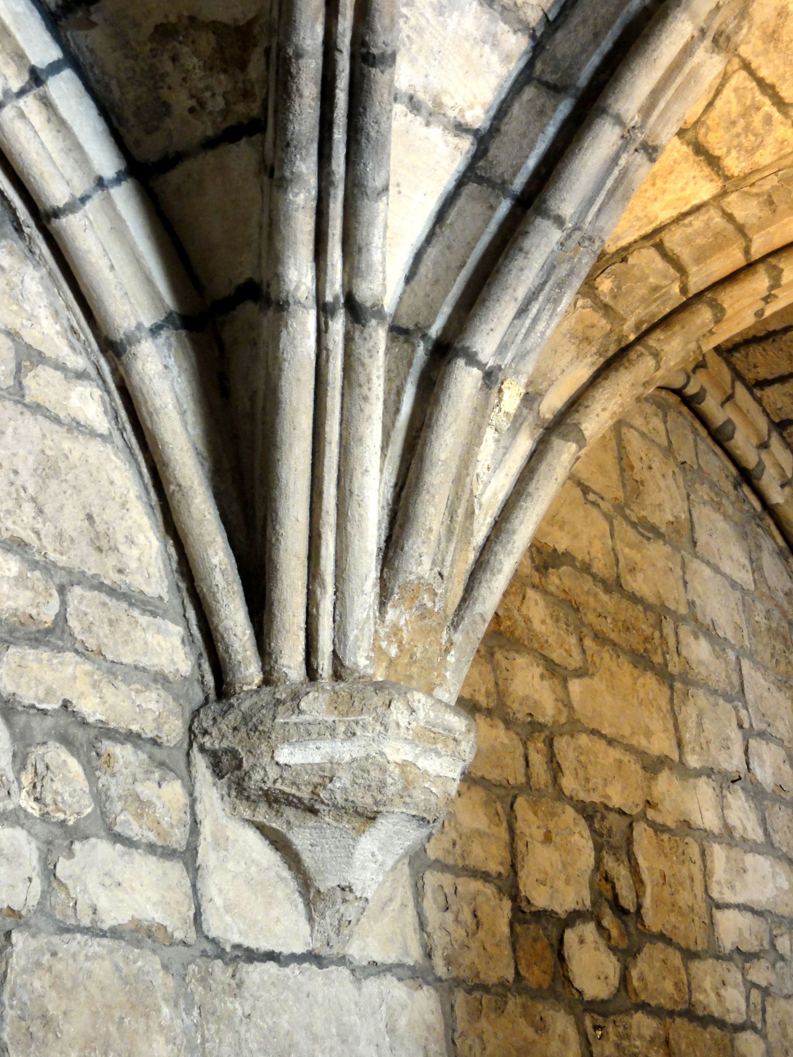 Saint-Leu-d'Esserent_(60),_cave_Banvin,_niveau_supérieur,_cul-de-lampe